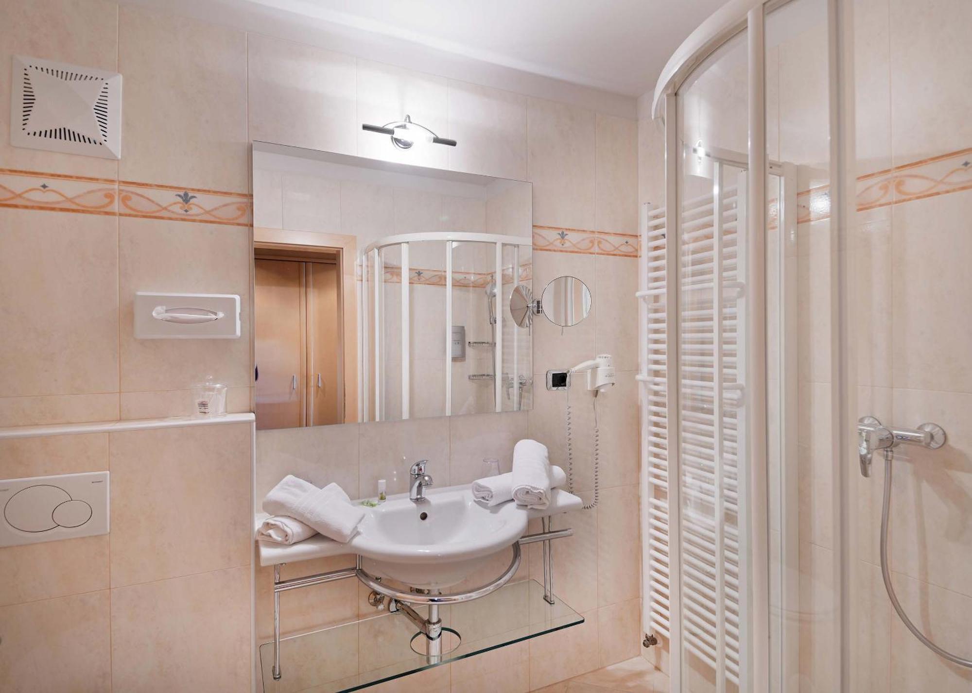 Hotel Das Stachelburg Parcines Bagian luar foto